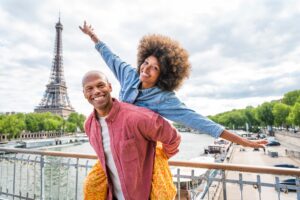 Casal posando na frente da torre eifel